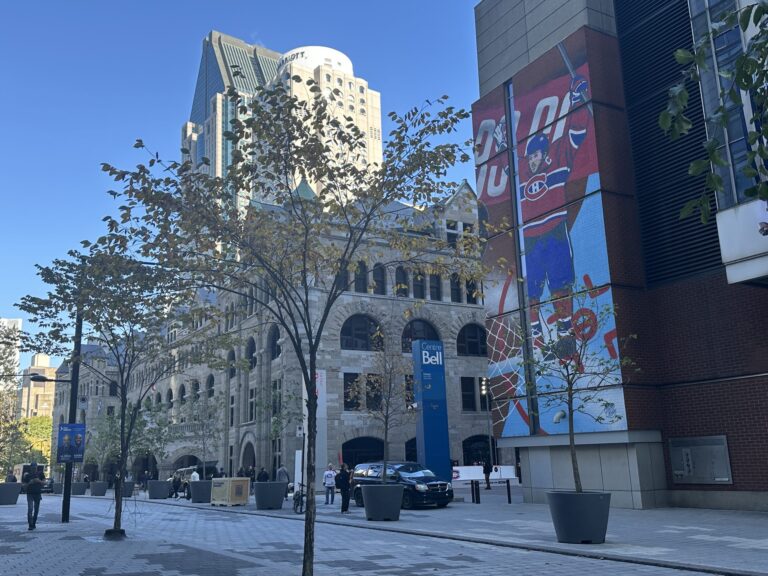 Montreal security guard briefly lifted by garage door at Bell Centre after Canadiens game