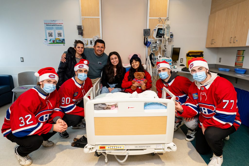 Montreal Canadiens players spread holiday cheer at children's hospitals