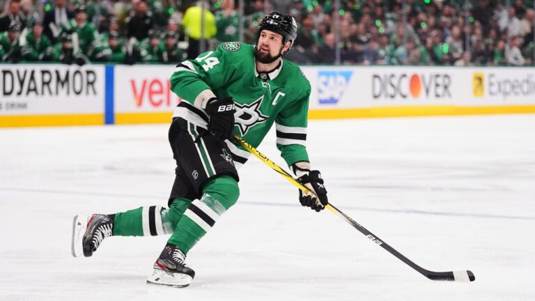 Stars captain Jamie Benn exits vs. Canadiens after hitting face on ice