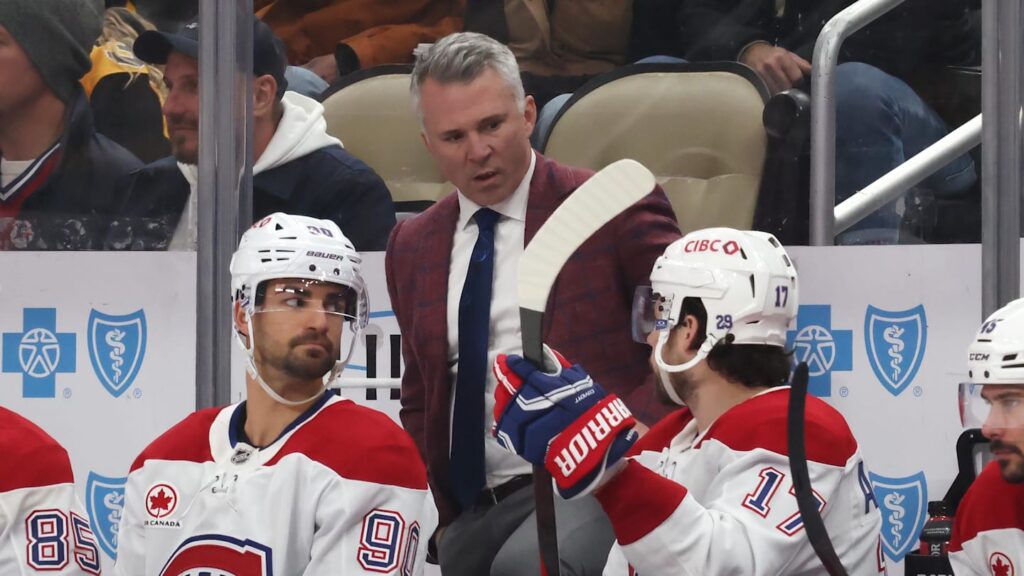 Dec 21, 2025; Pittsburgh, Pennsylvania, USA;  Montréal Canadiens head coach Martin St. Louis (middle) talks to center Oliver Kapanen (91) and right wing Josh Anderson (17) on the bench against the Pittsburgh Penguins during the third period at PPG Paints Arena. Mandatory Credit: Charles LeClaire-Imagn Images