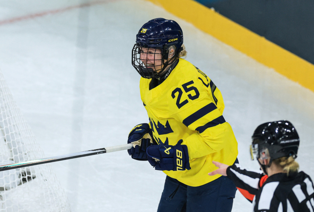 Women’s hockey off to fun start in Italy