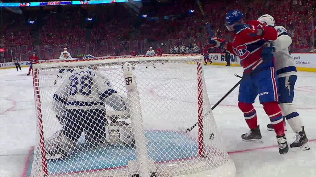 Lightning level Game 4 on early 3rd period power play