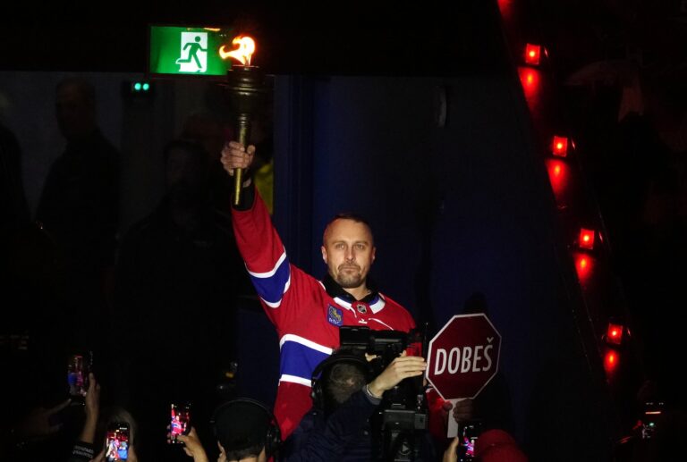 Former Canadiens goalie Halak carries torch to raucous ovation before playoff game | NanaimoNewsNOW