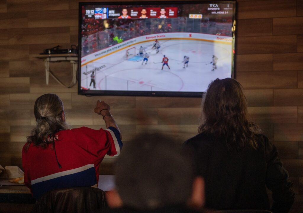 Hockey fever reaches Montrealers experiencing homelessness