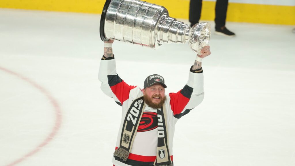 Deslauriers signs 2-year contract with Hurricanes at Stanley Cup parade