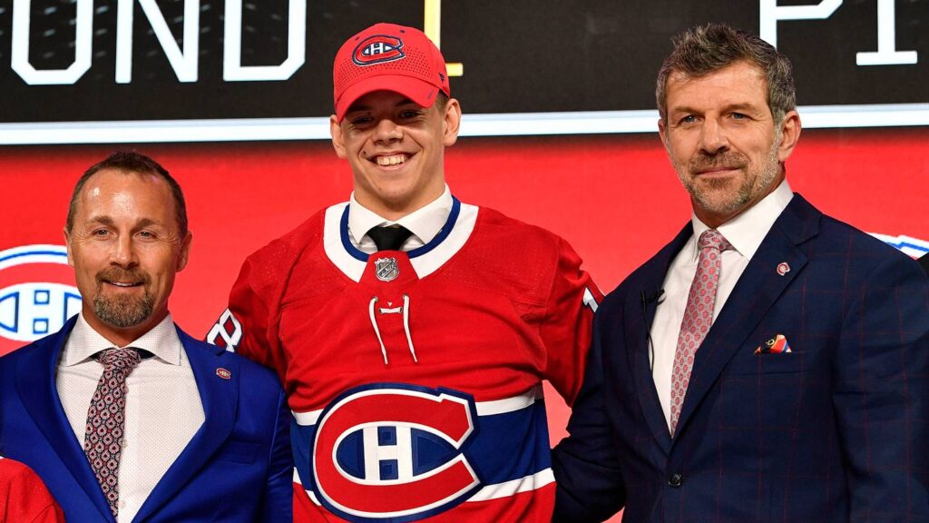 Jesperi Kotkaniemi stands with team representatives, including Montreal Canadiens general manager Marc Bergevin in the first round of the 2018 NHL Draft: Jerome Miron-USA TODAY Sports
